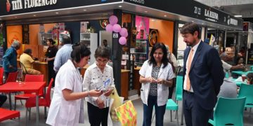 “El Escuchadero” llegó al Mercado Municipal 6 de Agosto para promover la escucha activa y el acompañamiento a los vecinos