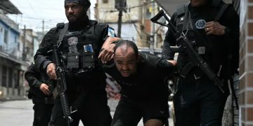 Horror en Río tras el operativo contra Comando Vermelho: vecinos llevaron más de 70 cuerpos a una calle