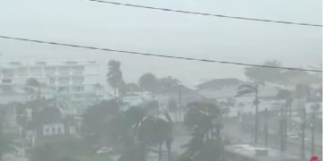 El huracán Melissa toca tierra con vientos catastróficos que amenazan con causar destrozos en Jamaica(video)