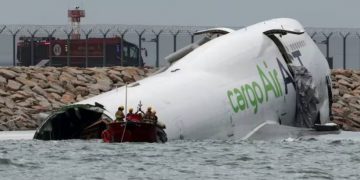 Tragedia en Hong Kong: un avión se despistó en el aterrizaje, cayó al mar y murieron dos personas