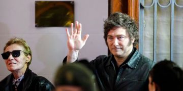 Expectativa en el búnker de La Libertad Avanza: a qué hora llegará Javier Milei y el panorama en las provincias