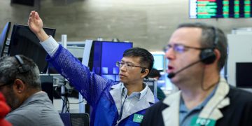 El riesgo país se derrumbó casi 400 puntos y cerró en 708