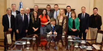 Milei encabezó en la Casa Rosada la primera reunión con su nuevo gabinete: Adorni por Francos y Santilli por Catalán