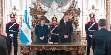 Milei oficializó a Manuel Adorni como reemplazante de Francos en la Jefatura de Gabinete