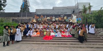 La Legislatura acompañó el homenaje por el día de la tradición con agrupaciones gauchas y jóvenes paisanas 