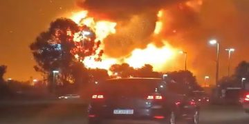 Múltiples explosiones en Ezeiza: se incendia el polo industrial y trabajan más de 20 dotaciones de bomberos