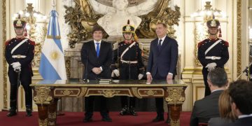 Con fuerte presencia del PRO, Javier Milei le tomó juramento a Diego Santilli como nuevo ministro del Interior