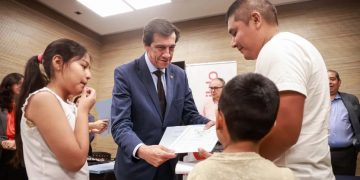 Entrega de escrituras: más de 50 familias ya son propietarias legítimas de sus lotes