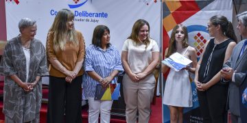 El deliberante distinguió a la actriz Francesca Varela