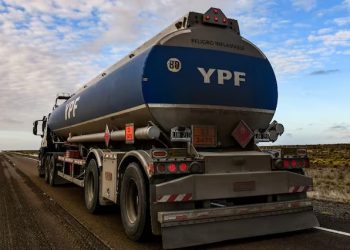 YPF anunció que bajará la nafta 2% en todo el país esta semana