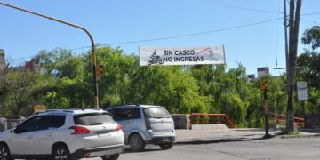 “Sin casco no ingresás”, la campaña que impulsa el uso obligatorio del casco en la ciudad