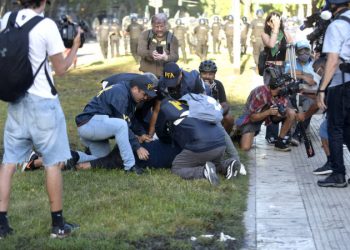 Incidentes en la marcha contra la reforma laboral: hay al menos 12 detenidos por el enfrentamiento con la policía