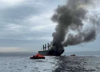 Trump construye una alianza naval para enfrentar a Irán en Ormuz, pero no descarta una acción terrestre para garantizar la provisión de petróleo