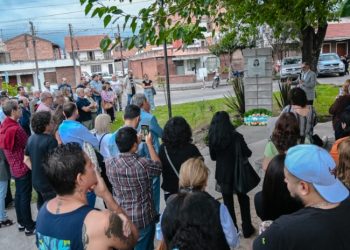 El intendente Jorge encabezó la imposición del nombre “Plazoleta Máximo Tell” en homenaje al sindicalista desaparecido
