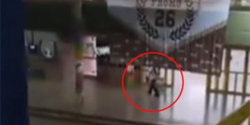 Ataque en la Escuela 40 de San Cristóbal, Santa Fe: los vecinos encienden velas frente al colegio