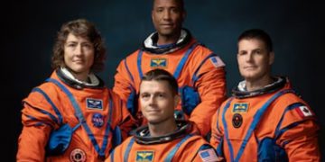 Artemis II recreó la famosa foto de la Tierra del Apolo 8 desde el lado oculto de la Luna