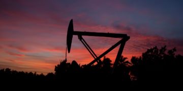 El petróleo retrocede más de 12% y se ubica por debajo de los US$90 tras la reapertura del estrecho de Ormuz