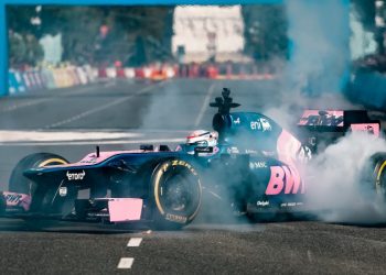 El impactante cierre de la exhibición de Colapinto con el auto en llamas: “Se quemó, amigo”
