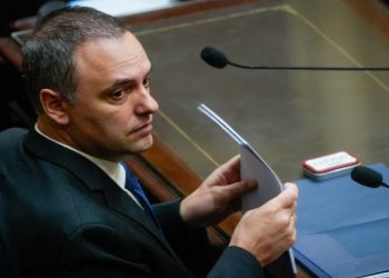 Con el respaldo de Javier Milei, Manuel Adorni se cruzó con la oposición en el Congreso y desafió: “No voy a renunciar”