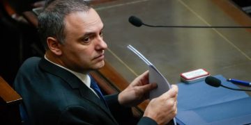 Con el respaldo de Javier Milei, Manuel Adorni se cruzó con la oposición en el Congreso y desafió: “No voy a renunciar”