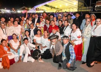 La ciudad celebró sus 433 años con una multitudinaria serenata y el show central de Los Tekis