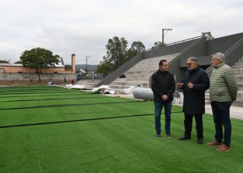El intendente Jorge recorrió la obra de la cancha de hockey en Parque Alberdi y destacó el avance del proyecto