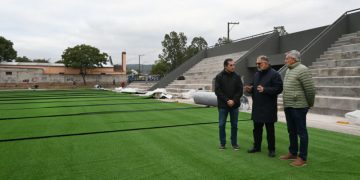 El intendente Jorge recorrió la obra de la cancha de hockey en Parque Alberdi y destacó el avance del proyecto