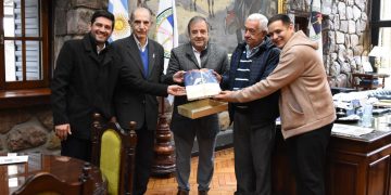 La Legislatura entregó la Bandera Nacional de la Libertad Civil al Instituto Belgraniano para su traslado a Maimará