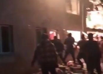 Videos: explotó una casa en Santa Cruz, murió un bebé, tres niños están graves y hay tres desaparecidos