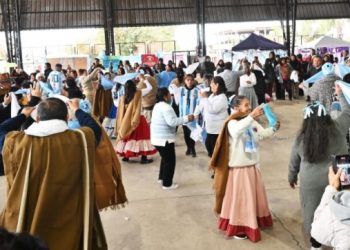 “Dos Generaciones”: adultos mayores, estudiantes y vecinos compartieron una jornada patriótica y saludable en Alto Comedero
