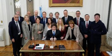 Fuerte respaldo de Milei a Adorni ante todo el Gabinete: “No lo voy a ejecutar para ganar una elección”