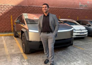 El Tesla Cybertruck de Manuel Quintar que estaba estacionado en el Congreso fue remolcado por una grúa