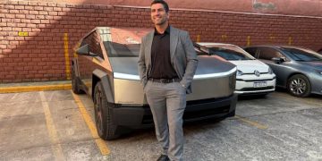 El Tesla Cybertruck de Manuel Quintar que estaba estacionado en el Congreso fue remolcado por una grúa