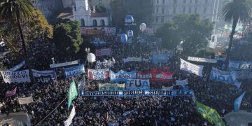 Masivo reclamo universitario contra el Gobierno: “Cumplan con la ley, no hipotequen el futuro”