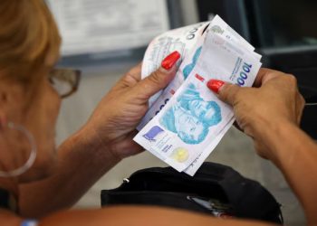 Los salarios registrados volvieron a quedar por debajo de la inflación en marzo