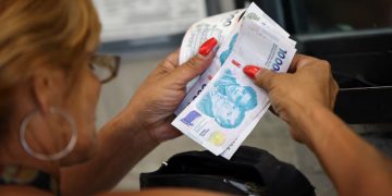 Los salarios registrados volvieron a quedar por debajo de la inflación en marzo