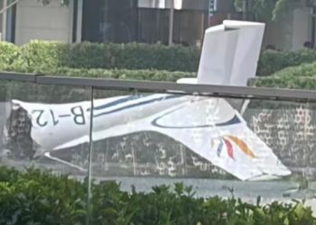 Pánico en China: una avioneta se estrelló contra la torre más alta de Beijing