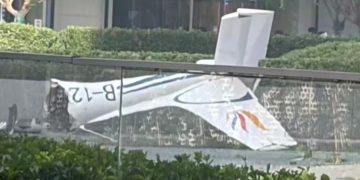 Pánico en China: una avioneta se estrelló contra la torre más alta de Beijing