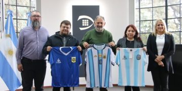 El Municipio invita a recorrer una muestra histórica de camisetas de la Selección Argentina en homenaje a “Pancho” Rojas
