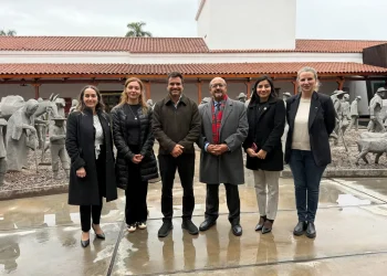 Cultura y Turismo fortalece lazos con India durante la visita del embajador al Cabildo