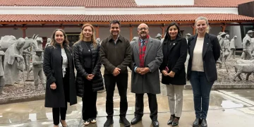 Cultura y Turismo fortalece lazos con India durante la visita del embajador al Cabildo