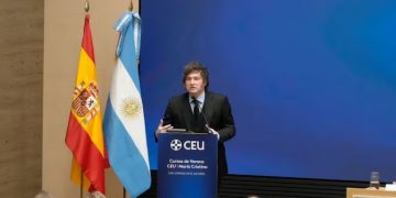Javier Milei, sobre Manuel Adorni: “Si la Justicia lo considera culpable, lo vuelo de una patada”