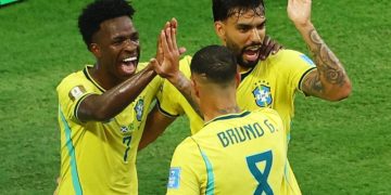 Con un doblete de Vinícius y el regreso de Neymar, Brasil goleó a Escocia y se clasificó como primero