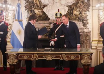 Con Adorni a su lado, Santilli juró como jefe de Gabinete: hubo fuerte presencia de gobernadores y dirigentes del PRO