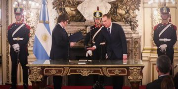 Con Adorni a su lado, Santilli juró como jefe de Gabinete: hubo fuerte presencia de gobernadores y dirigentes del PRO