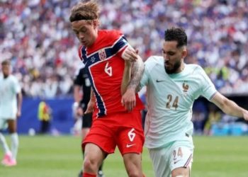 Con un triplete de Dembélé, Francia goleó a Noruega y se quedó con el Grupo I