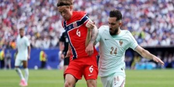 Con un triplete de Dembélé, Francia goleó a Noruega y se quedó con el Grupo I