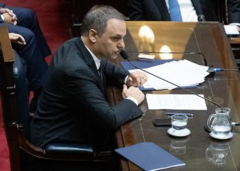 Bullrich dijo que se suspendía el informe de Adorni en el Senado, pero el ministro aclaró que está a disposición para ir