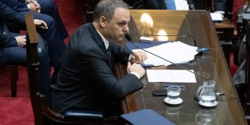 Bullrich dijo que se suspendía el informe de Adorni en el Senado, pero el ministro aclaró que está a disposición para ir