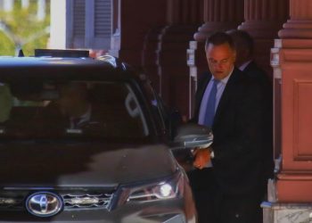 Renunció Manuel Adorni, el funcionario que Milei defendió incansablemente y tuvo que soltar